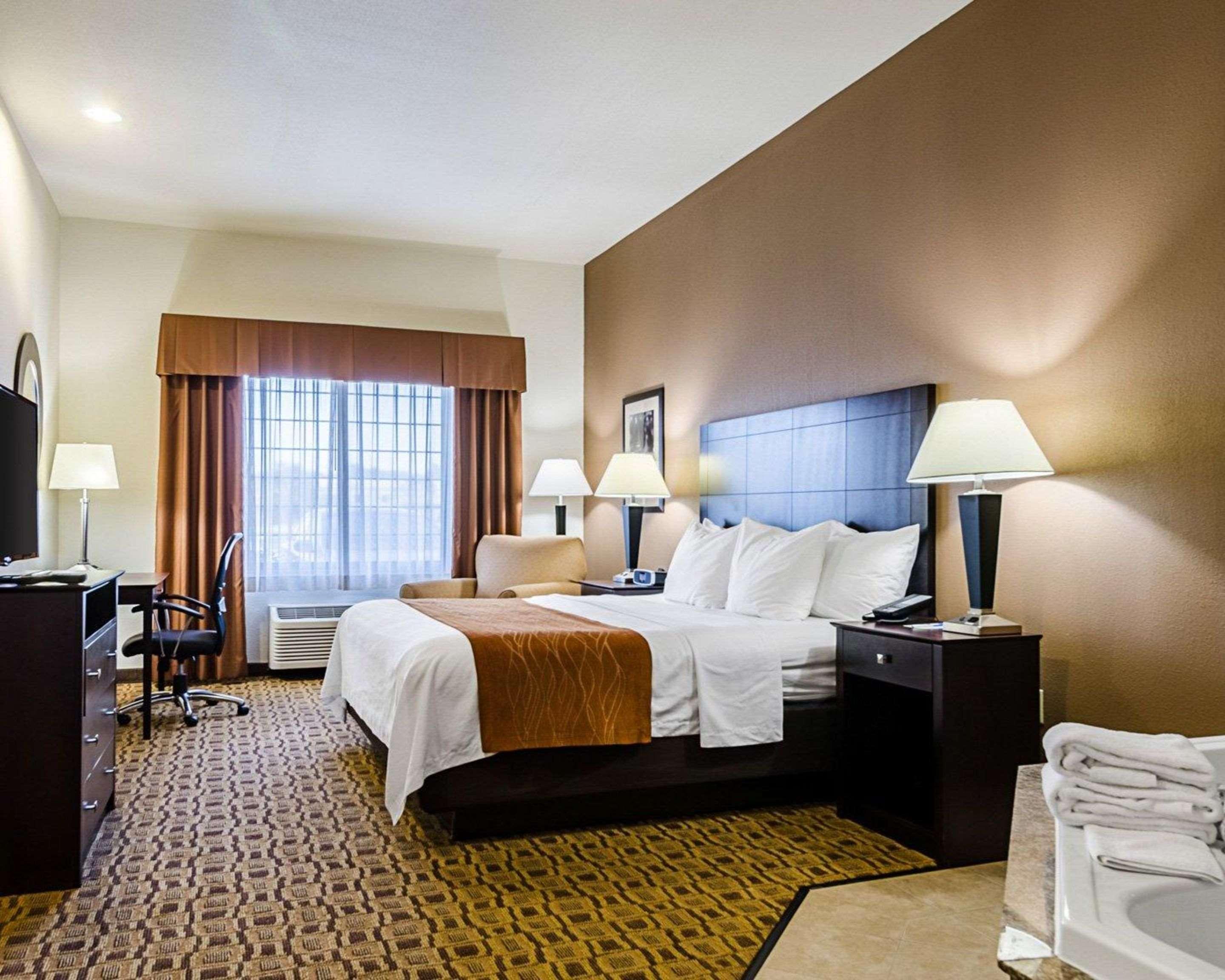 Comfort Inn & Suites Lawrence - University Area Bagian luar foto