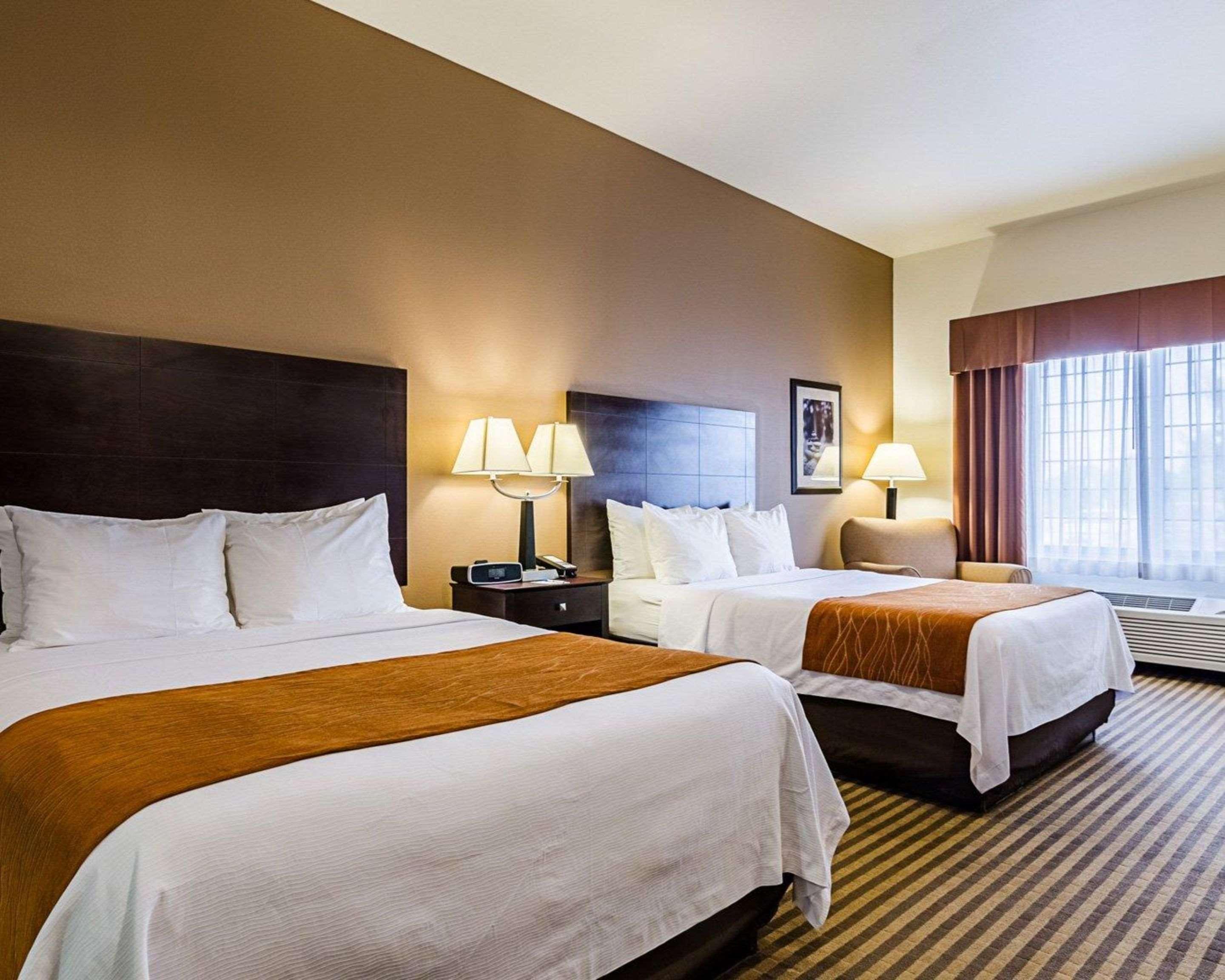 Comfort Inn & Suites Lawrence - University Area Bagian luar foto