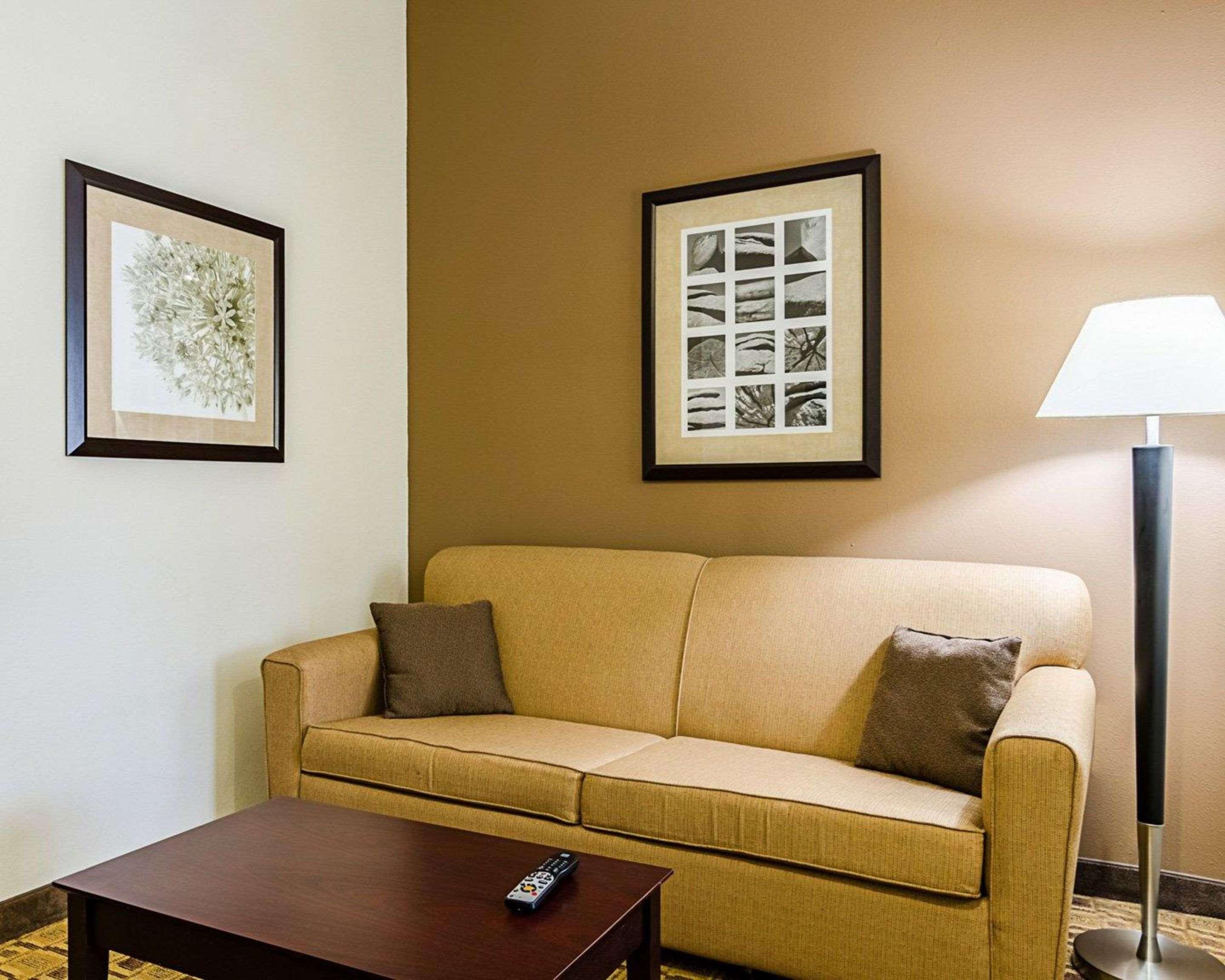 Comfort Inn & Suites Lawrence - University Area Bagian luar foto