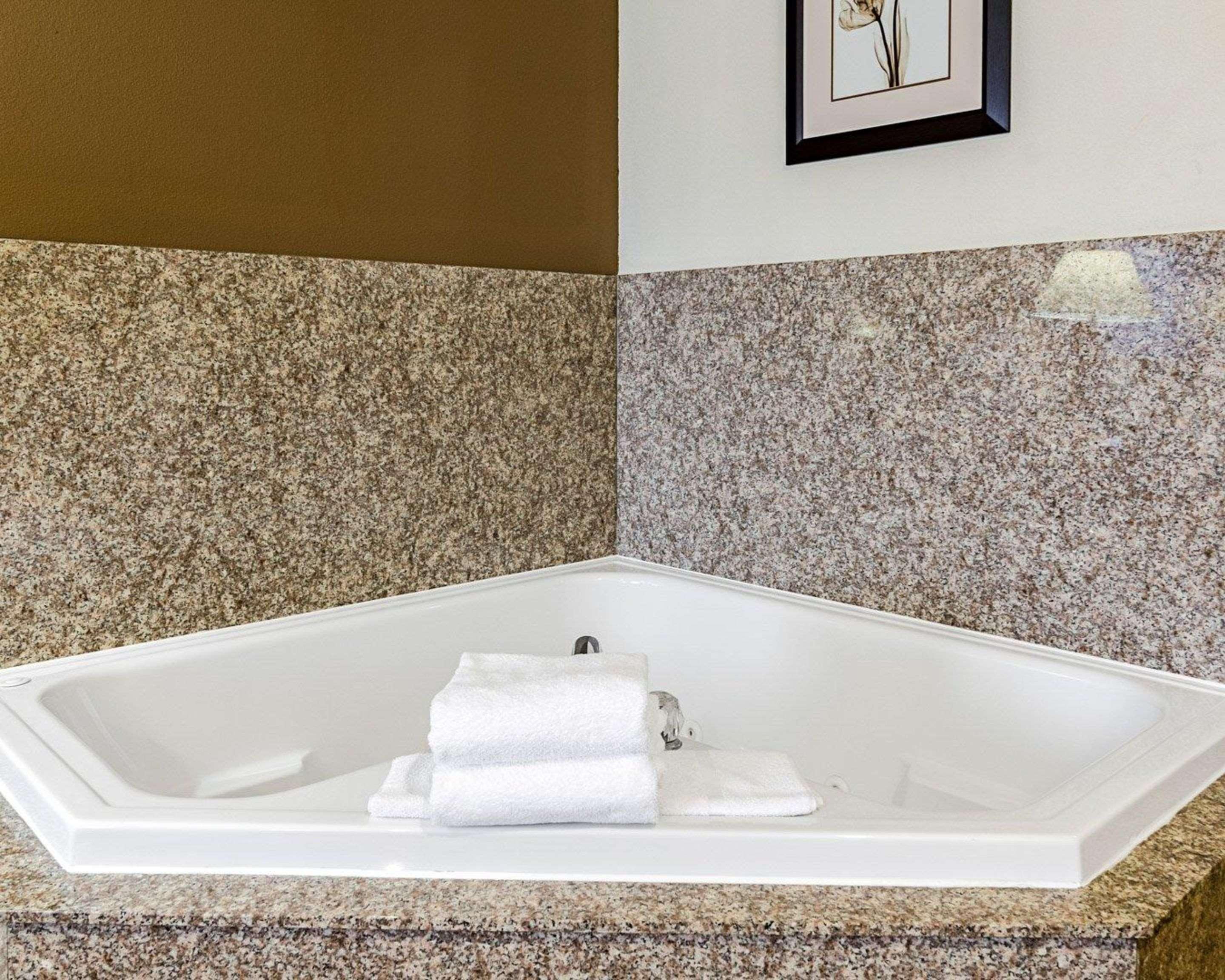 Comfort Inn & Suites Lawrence - University Area Bagian luar foto