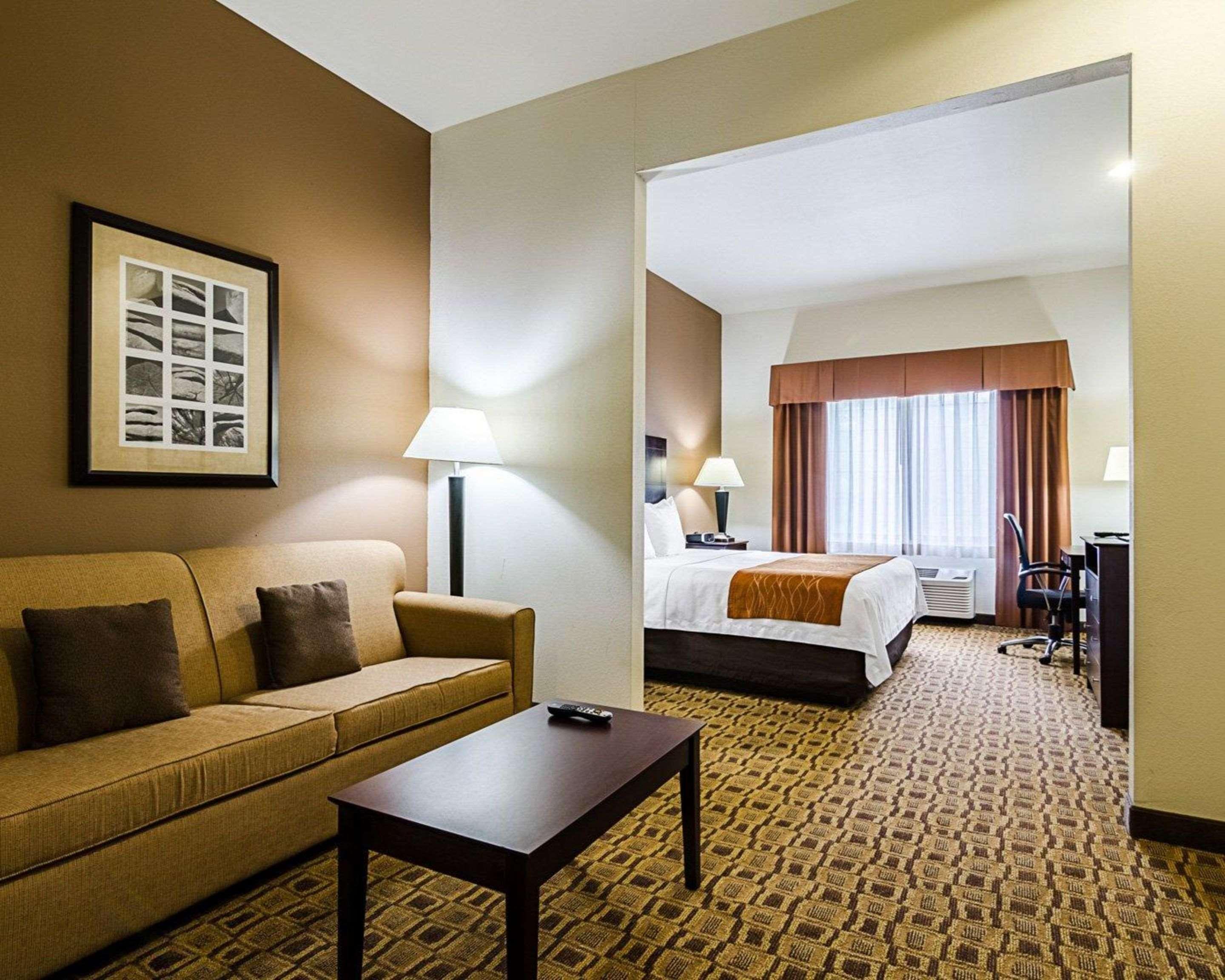 Comfort Inn & Suites Lawrence - University Area Bagian luar foto