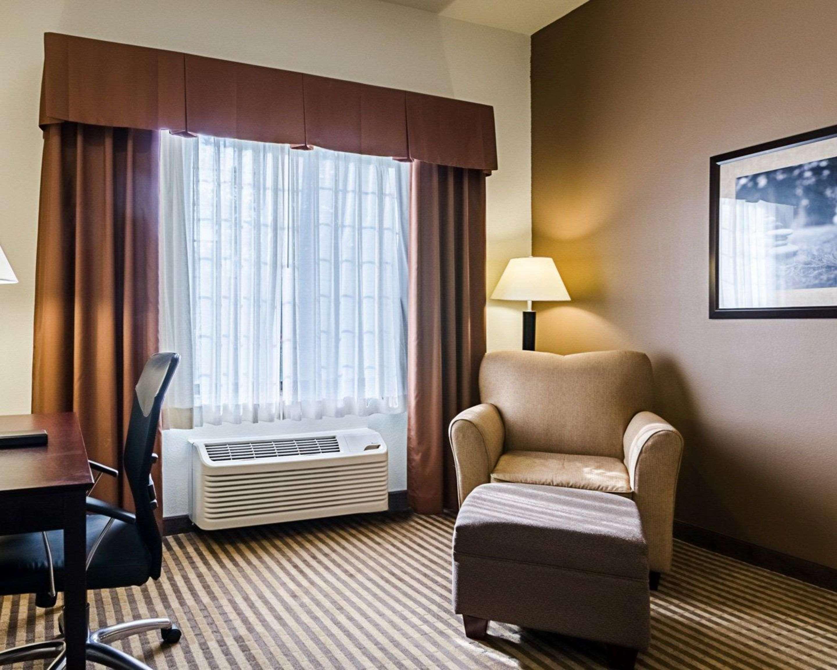 Comfort Inn & Suites Lawrence - University Area Bagian luar foto