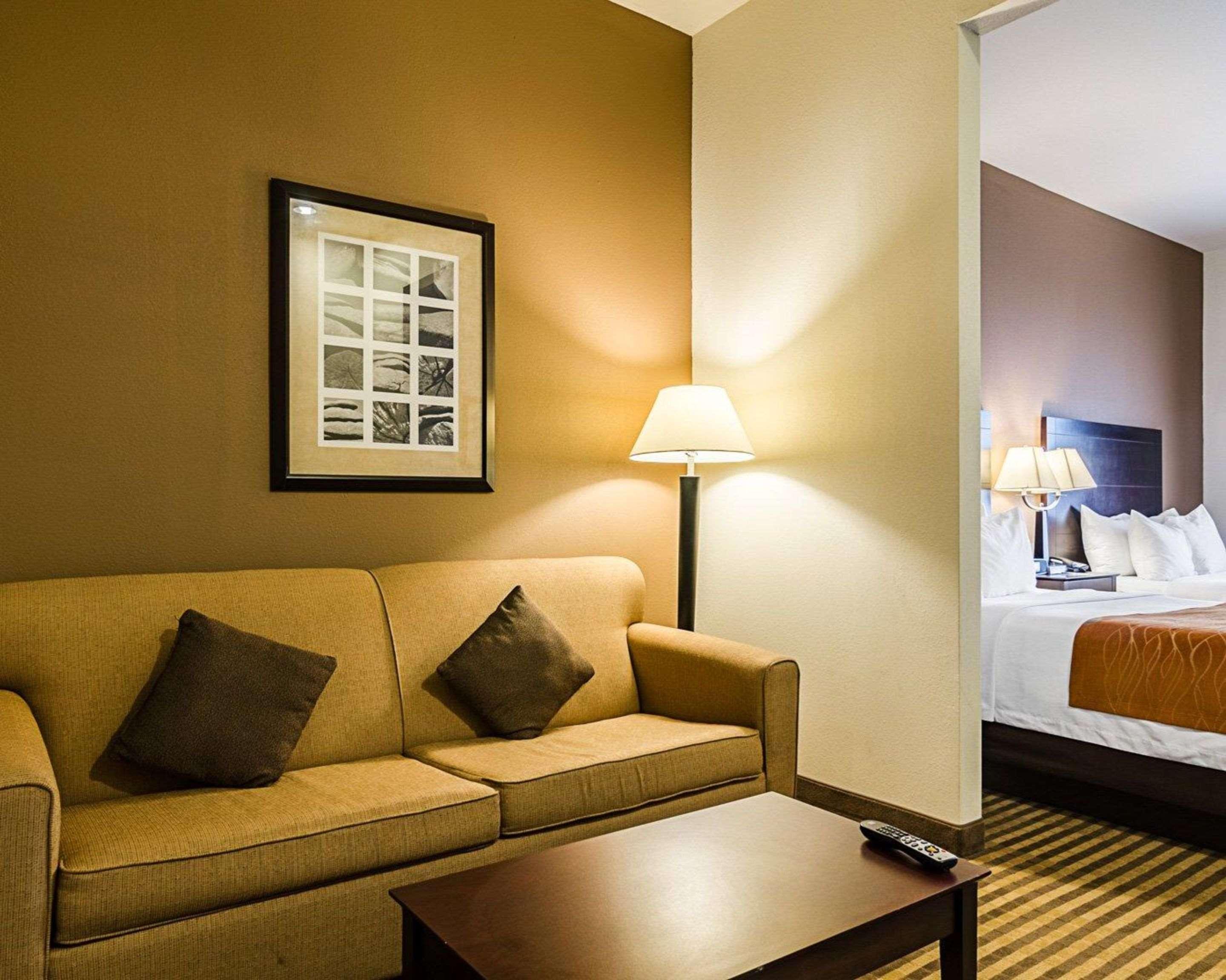 Comfort Inn & Suites Lawrence - University Area Bagian luar foto