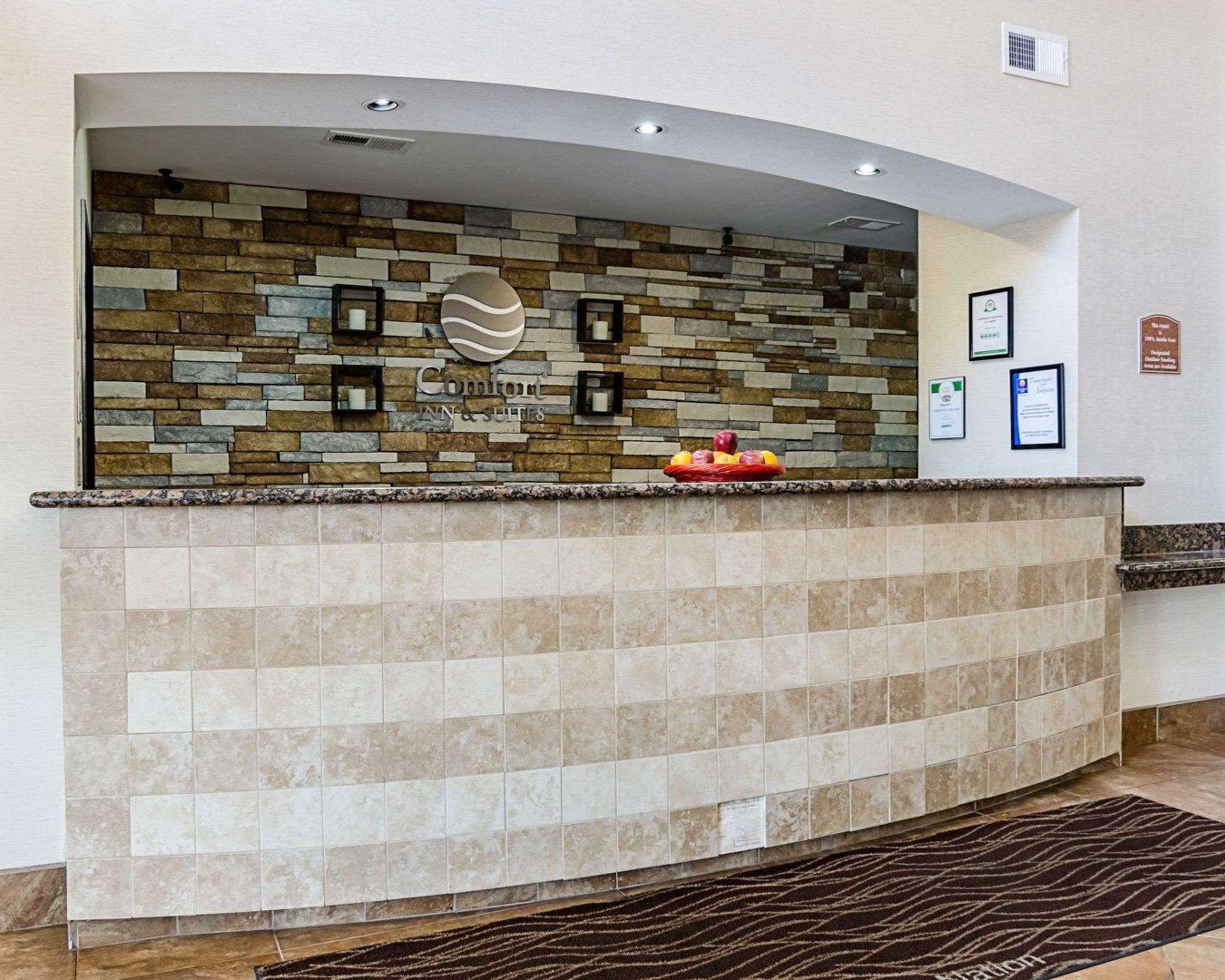 Comfort Inn & Suites Lawrence - University Area Bagian luar foto