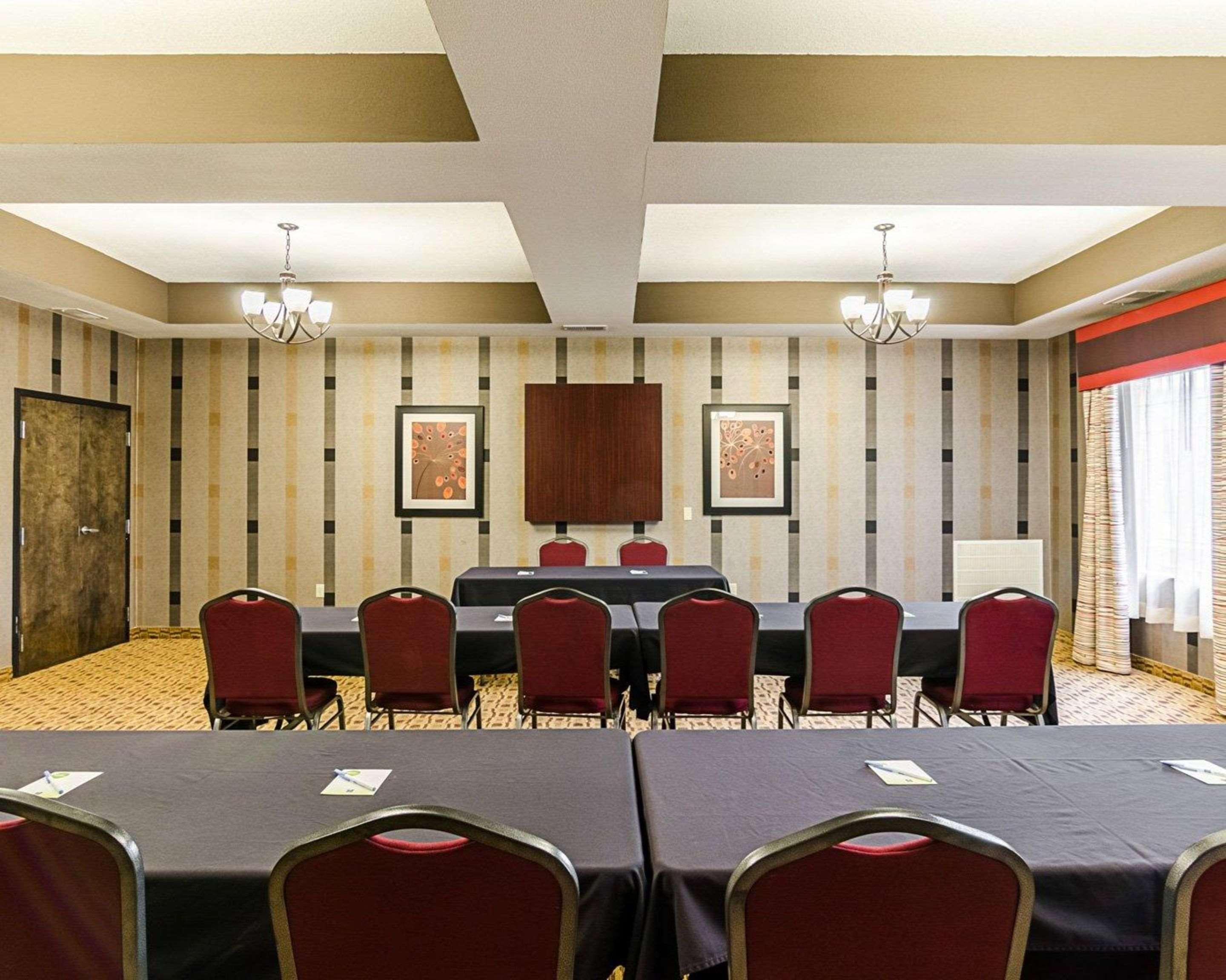 Comfort Inn & Suites Lawrence - University Area Bagian luar foto