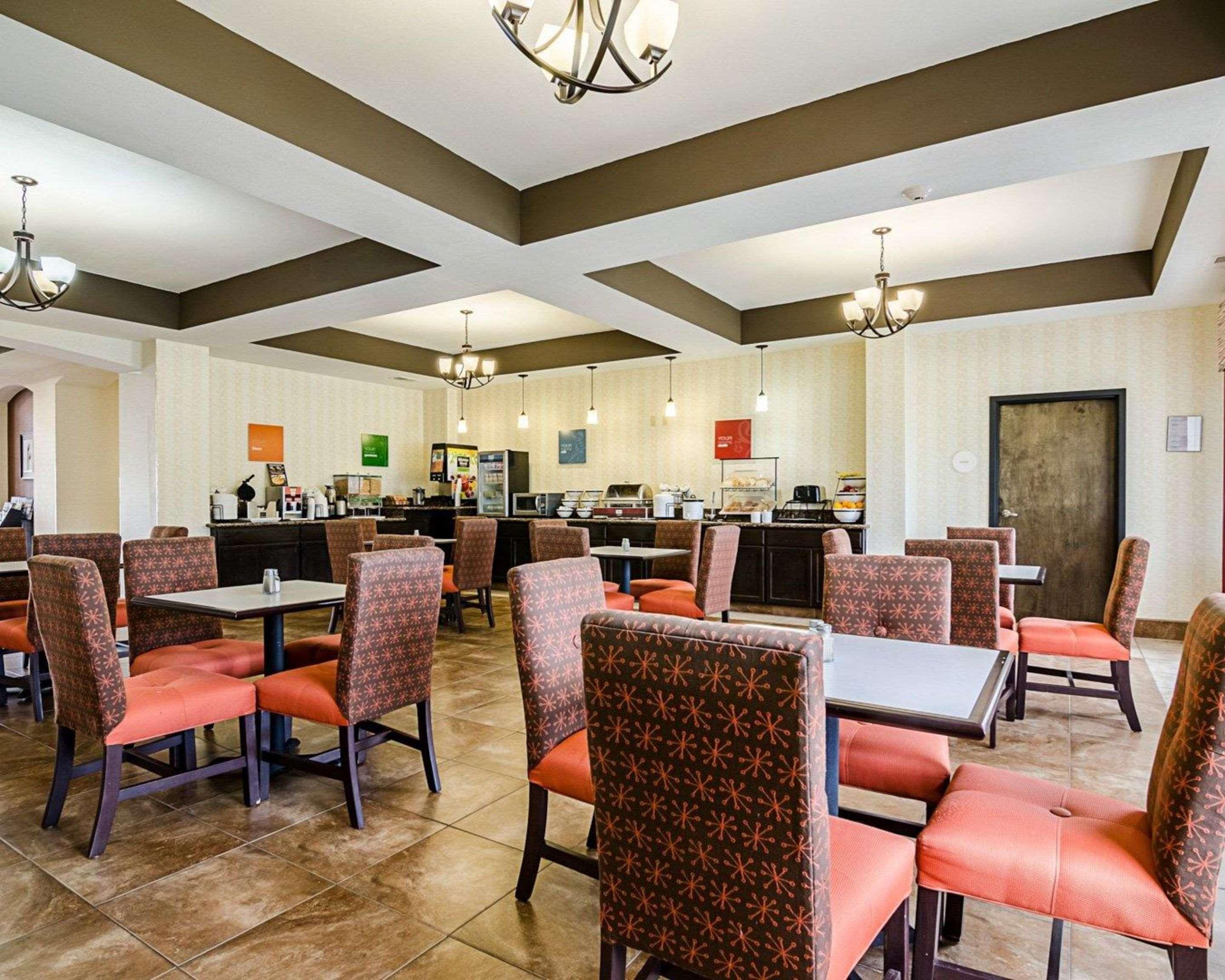 Comfort Inn & Suites Lawrence - University Area Bagian luar foto