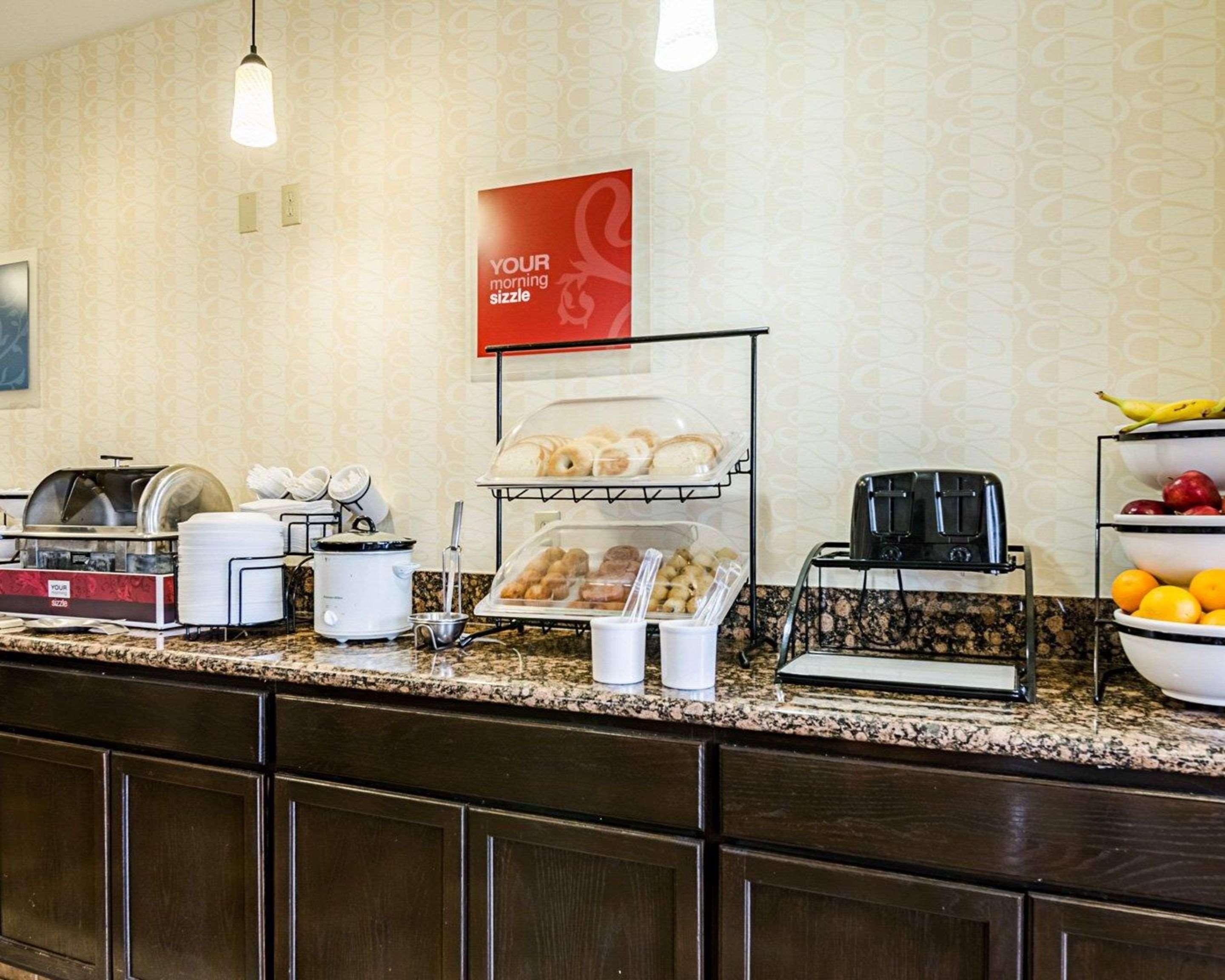 Comfort Inn & Suites Lawrence - University Area Bagian luar foto