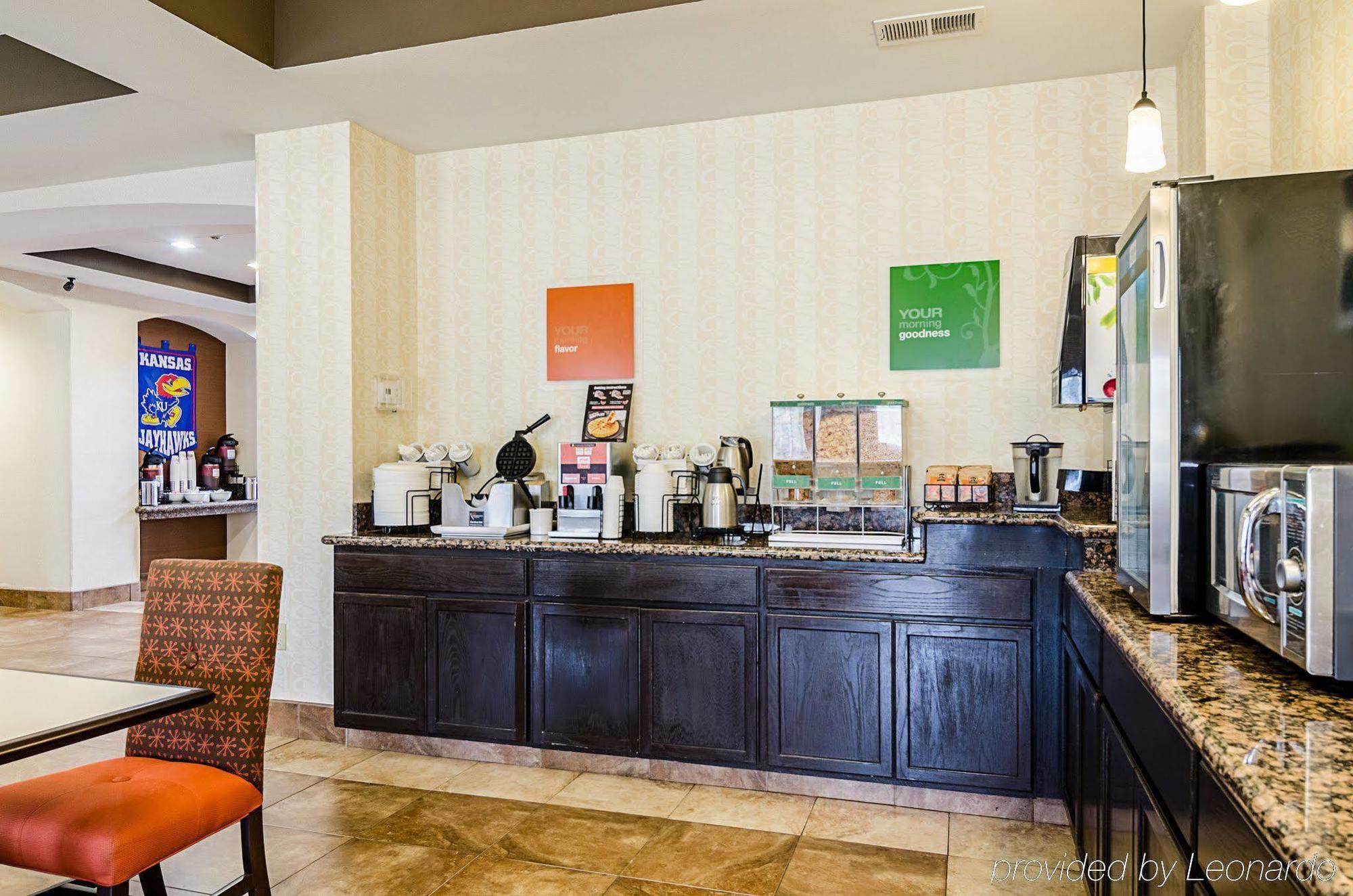Comfort Inn & Suites Lawrence - University Area Bagian luar foto