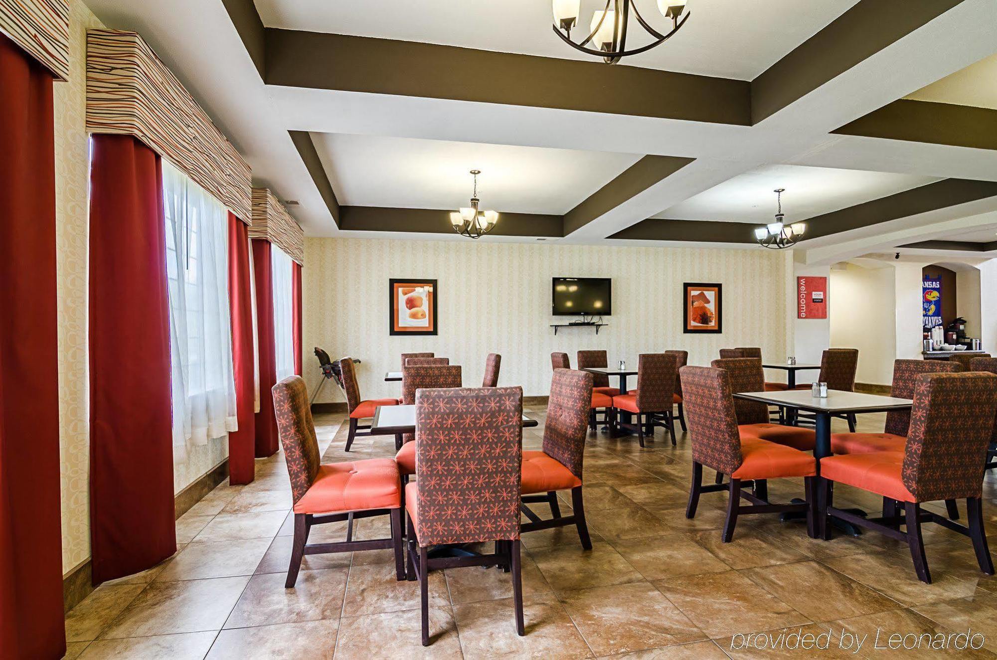 Comfort Inn & Suites Lawrence - University Area Bagian luar foto
